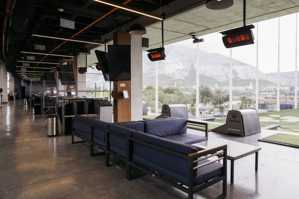 Driving range lounge met uitzicht op de bergen en gaskachels